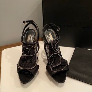 Report Signature Dante Heels. Size 8.